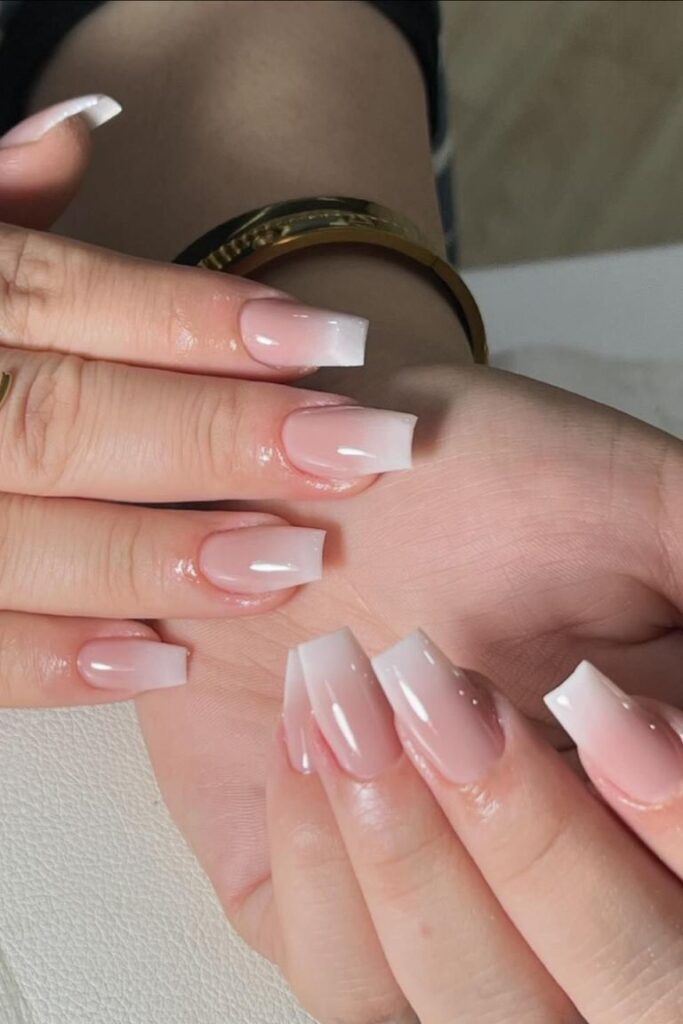 Klassische French Manicure mit zartem Farbverlauf in Nude-Tönen.