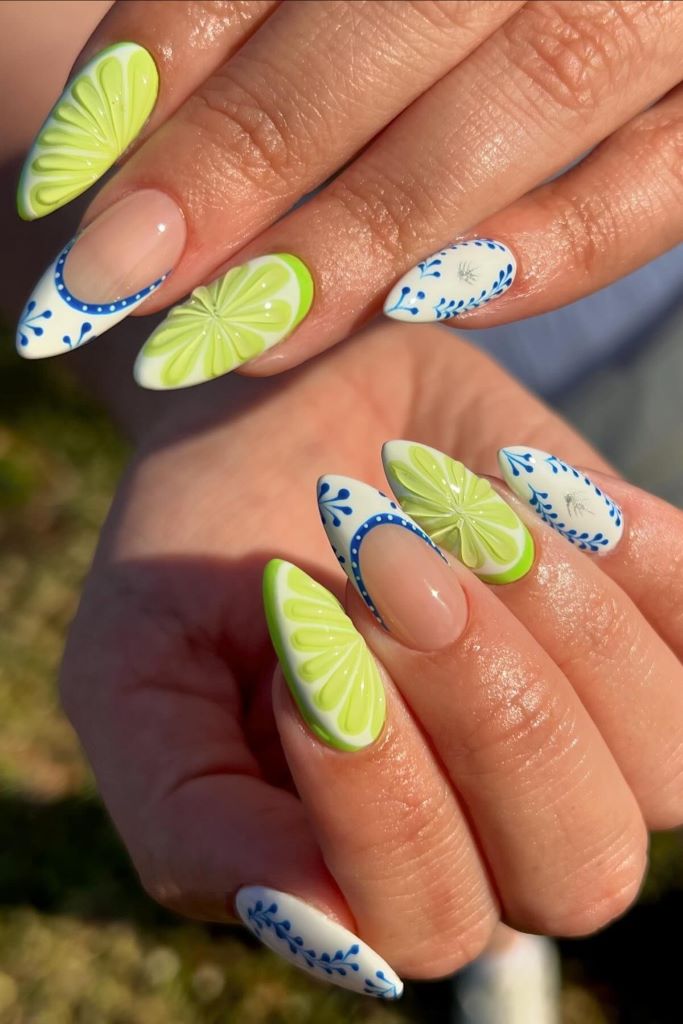 Kreatives Nageldesign mit 3D Limettenscheiben und floralen Akzenten.