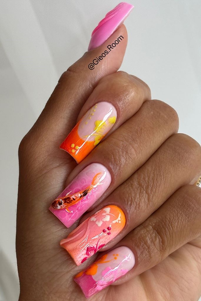 Kreatives Nageldesign mit Koi-Karpfen-Motiv in Pink, Orange und Gelb.