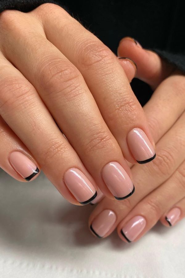 French Manicure mit schwarzen Linien.