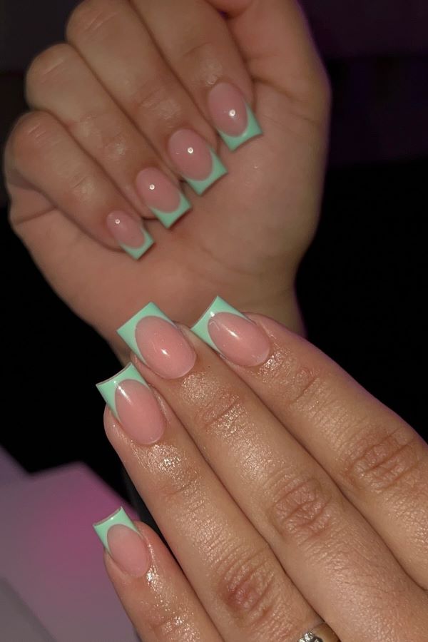 French Manicure mit mintgrünen Spitzen.