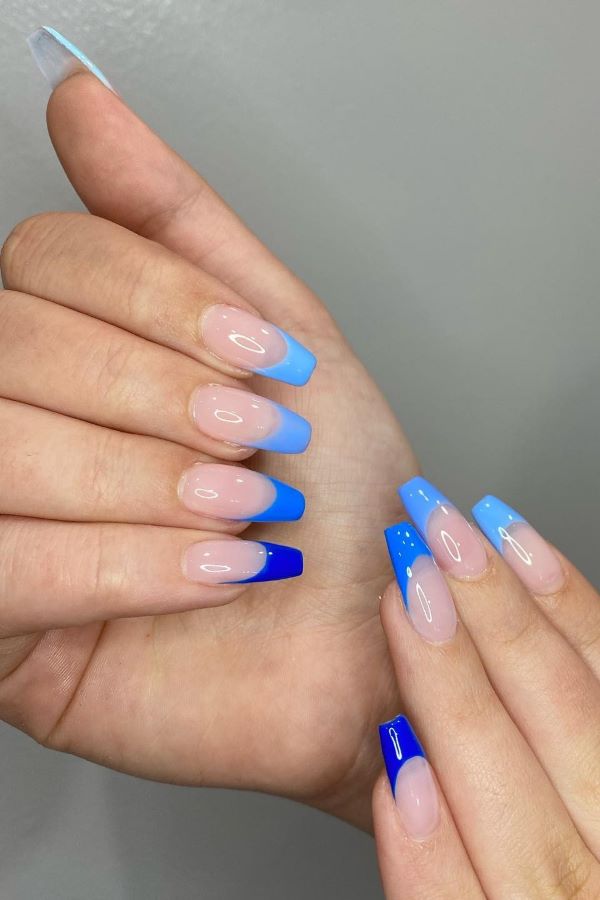 Lange blaue Nägel mit French Manicure in verschiedenen Blautönen