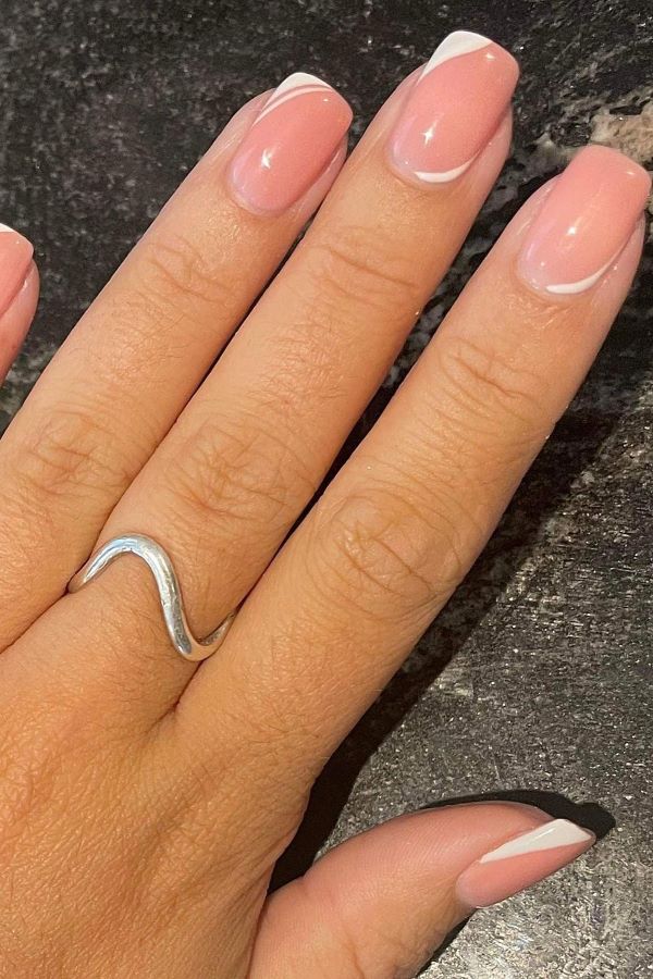 Pinkes French Manicure mit asymmetrischen weißen Linien