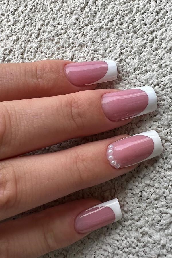 French Manicure mit Perlen.