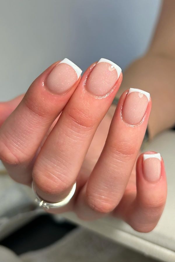 Klassische French Manicure in Weiß und Nude