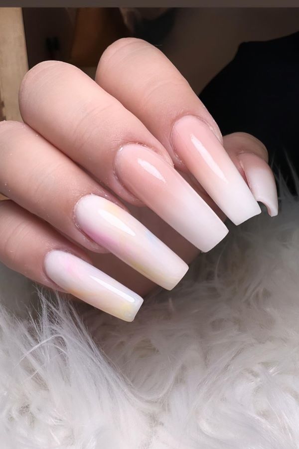 Baby Boomer Nägel mit Ombré-Effekt von Nude zu Weiß.