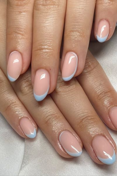  Blaues French auf Nude: Modern und Schick