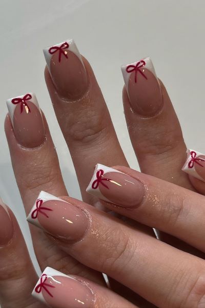 Festliche French Nails mit roten Schleifen