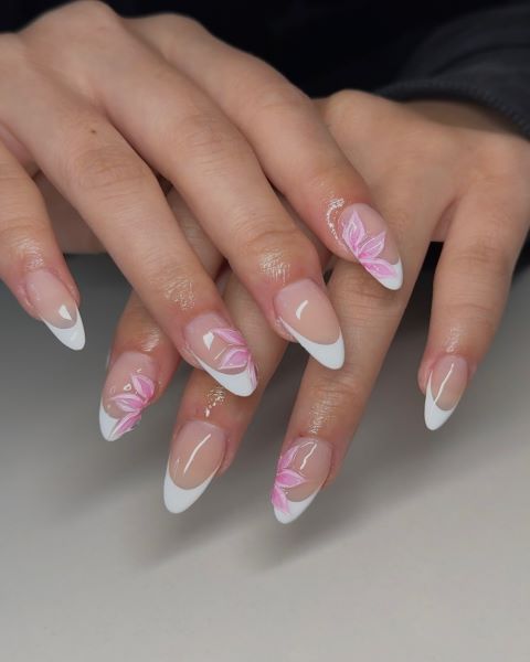 Klassische French Tips mit einem floralen Twist