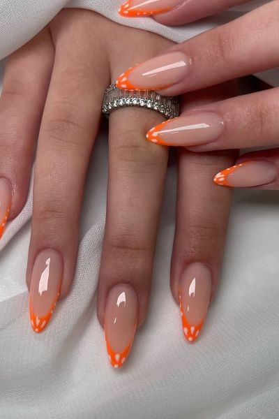 Lebhafte Orange Spitzen mit Tupfen: Mutig und Trendy