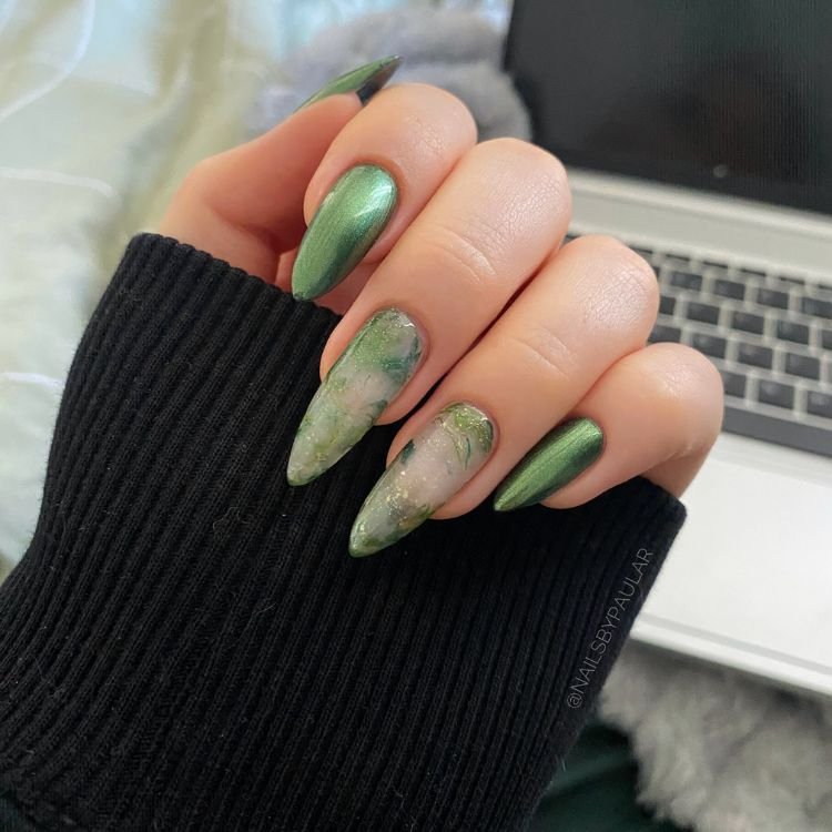 Edles Nageldesign in schimmernden Grüntönen mit Marmor-Effekt, inspiriert von Jade-Stein.