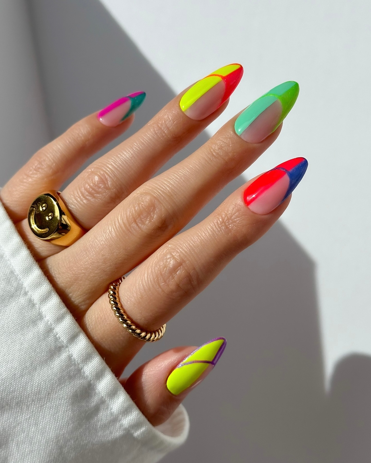 Neonfarbenes, geometrisches Nageldesign