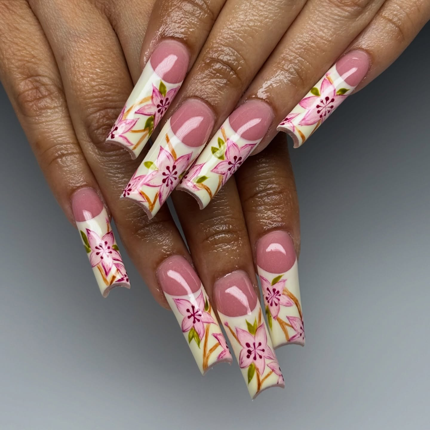 French Nails mit bunten Frühlingsblüten.