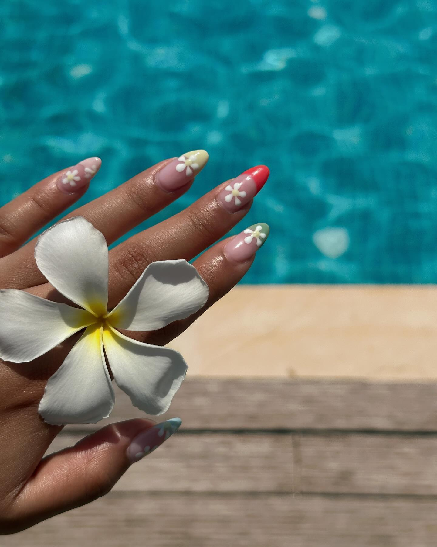 Tropisches Nageldesign mit bunten Blütenmotiven