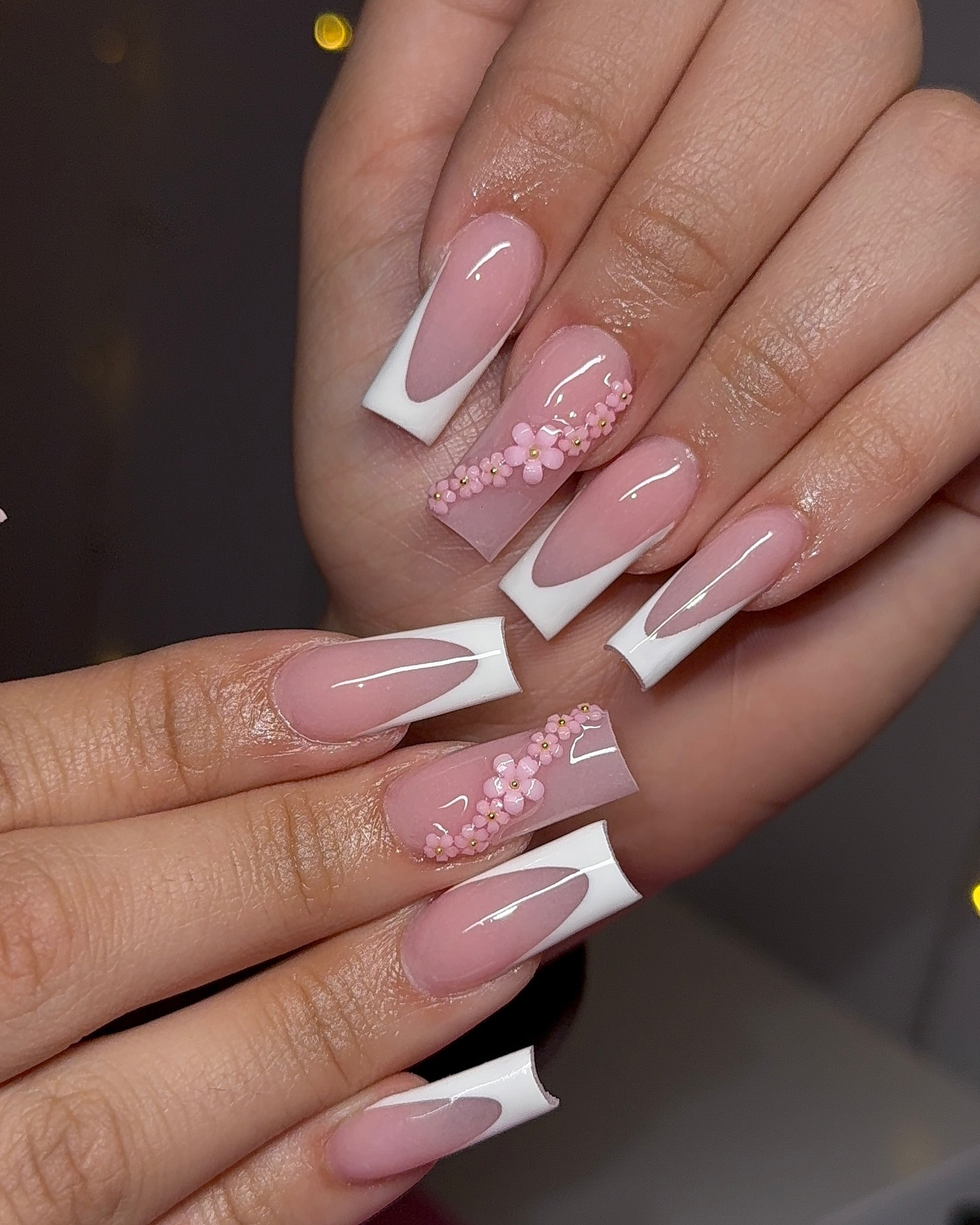 French Nails mit roten Kussmündern.