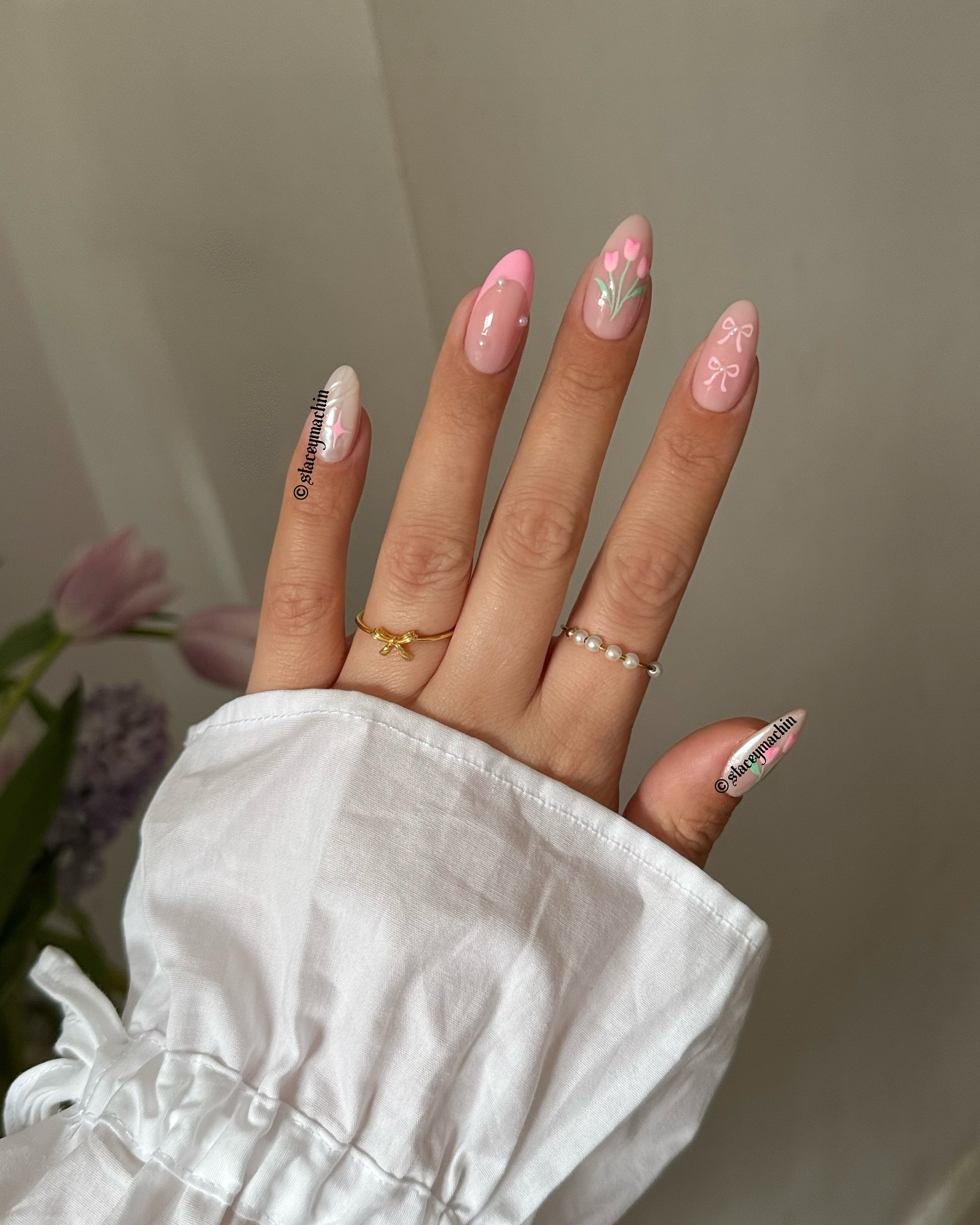 Nageldesign mit zarten Tulpen in Pastellfarben.
