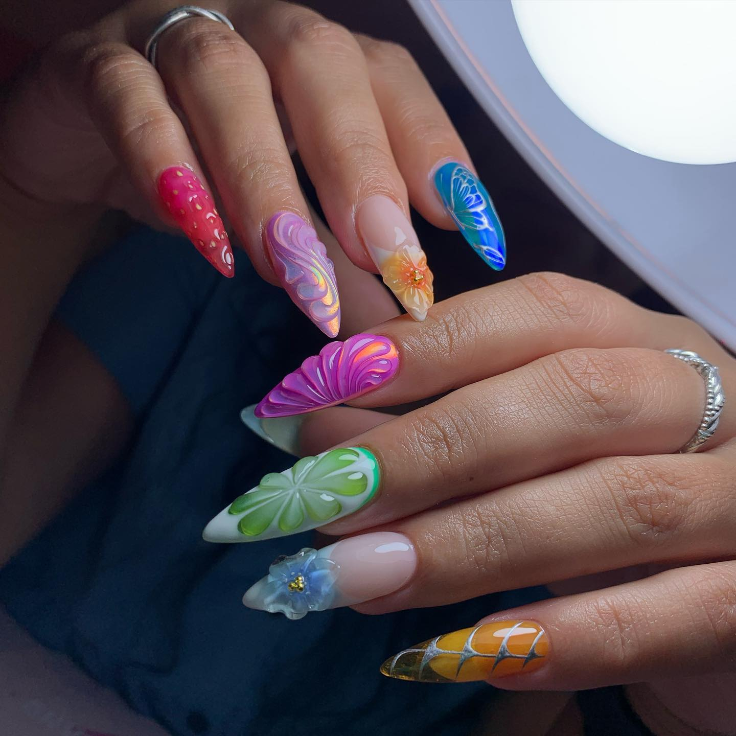 3D Nageldesign mit bunten Blumen und Blüten