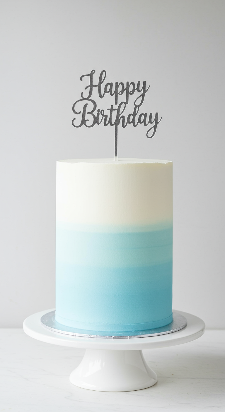 Hohe Torte mit blau-weißem Ombré-Farbverlauf und